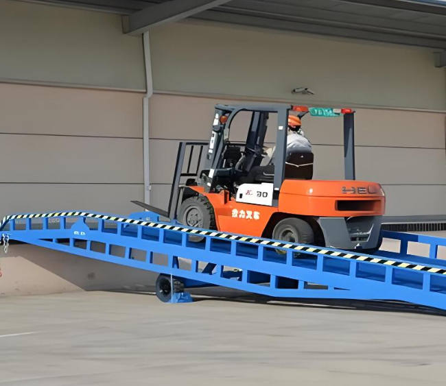 莱西移动式卸货平台（叉车用）
